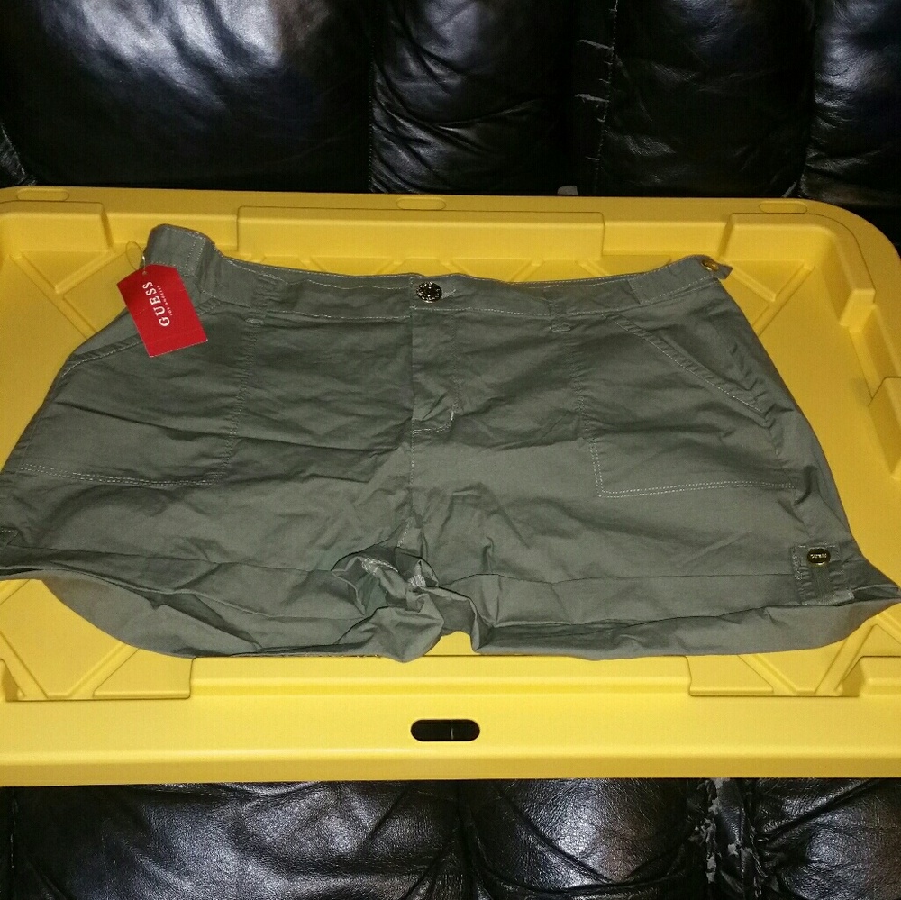 Nwt olive green GUESS shorts sz 32